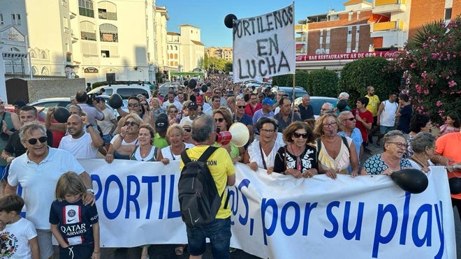 Los portileños pidiendo en las calles la regeneración de su playa