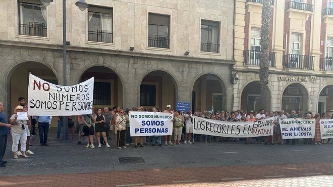 Una de las protestas del partido Sumar ante la situación de la sanidad en la provincia de Huelva