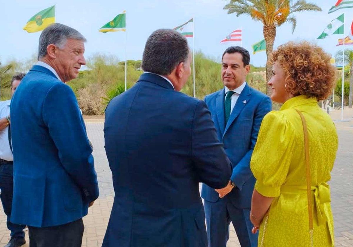 El presidente andaluz conversa con Toscano en presencia de la ya expresidenta de la Diputación María Eugenia Limón y el alcalde de Palos, Carmelo Romero