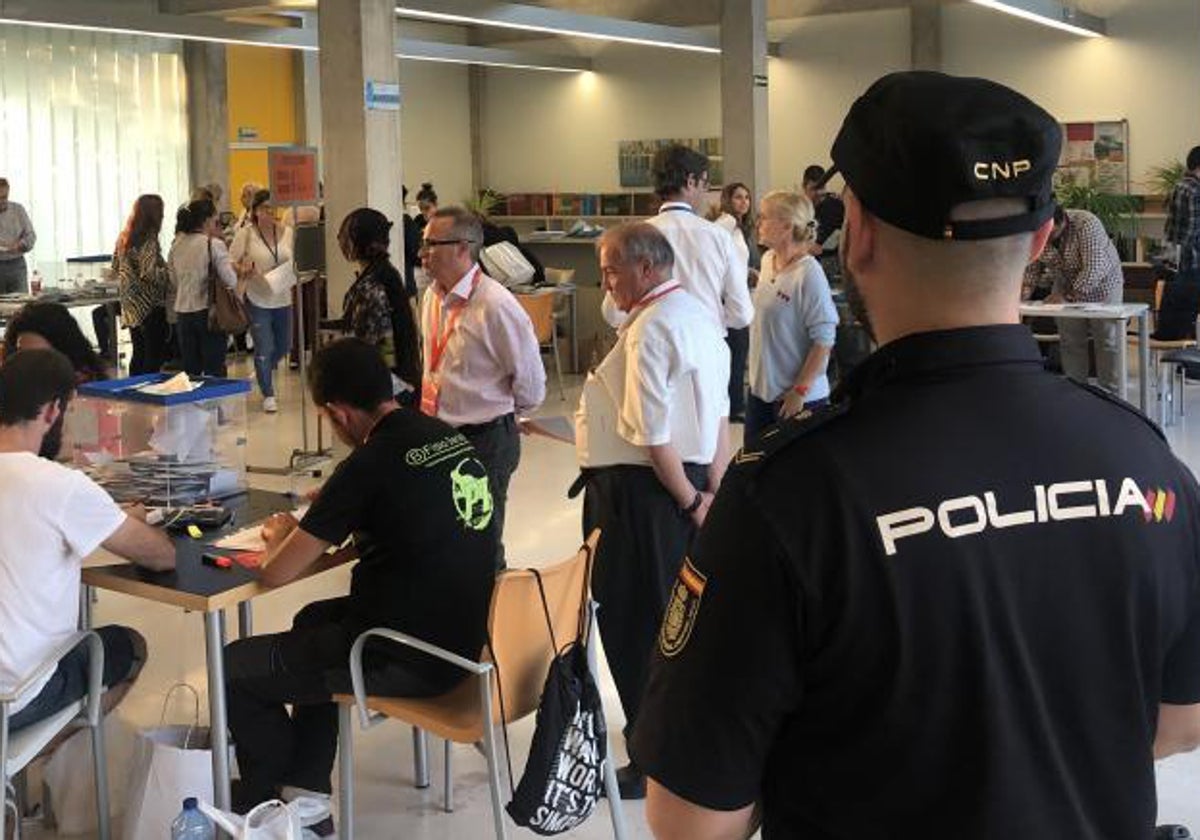 Un policía en un colegio electoral