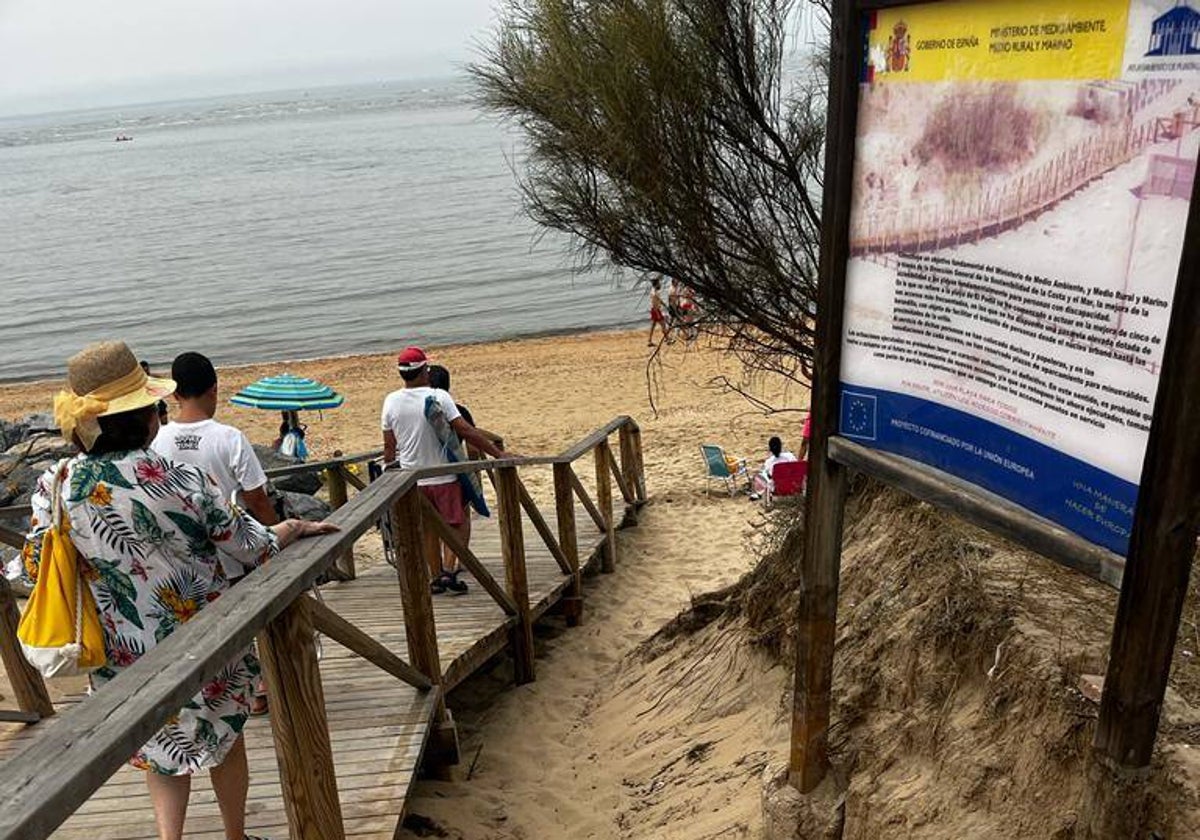 Uno de los accesos a la playa del Portil arreglados con urgencia por el Ayuntamiento de Punta Umbría