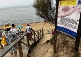 «Solución de emergencia» para recuperar en pleno verano dos de las bajadas a la playa del Portil