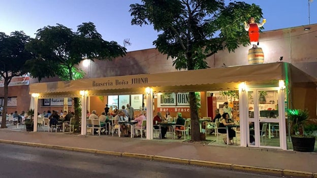 Terraza de la brasería Doña Juana, en el Centro Comercial Punta Almenara