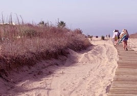 Una nueva pasarela mejorará el acceso a la playa de La Canaleta de Punta Umbría junto al chiringuito Casa Diego