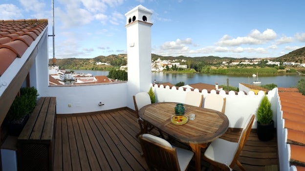 Una de las casas rurales disponibles, con vistas al Guadiana