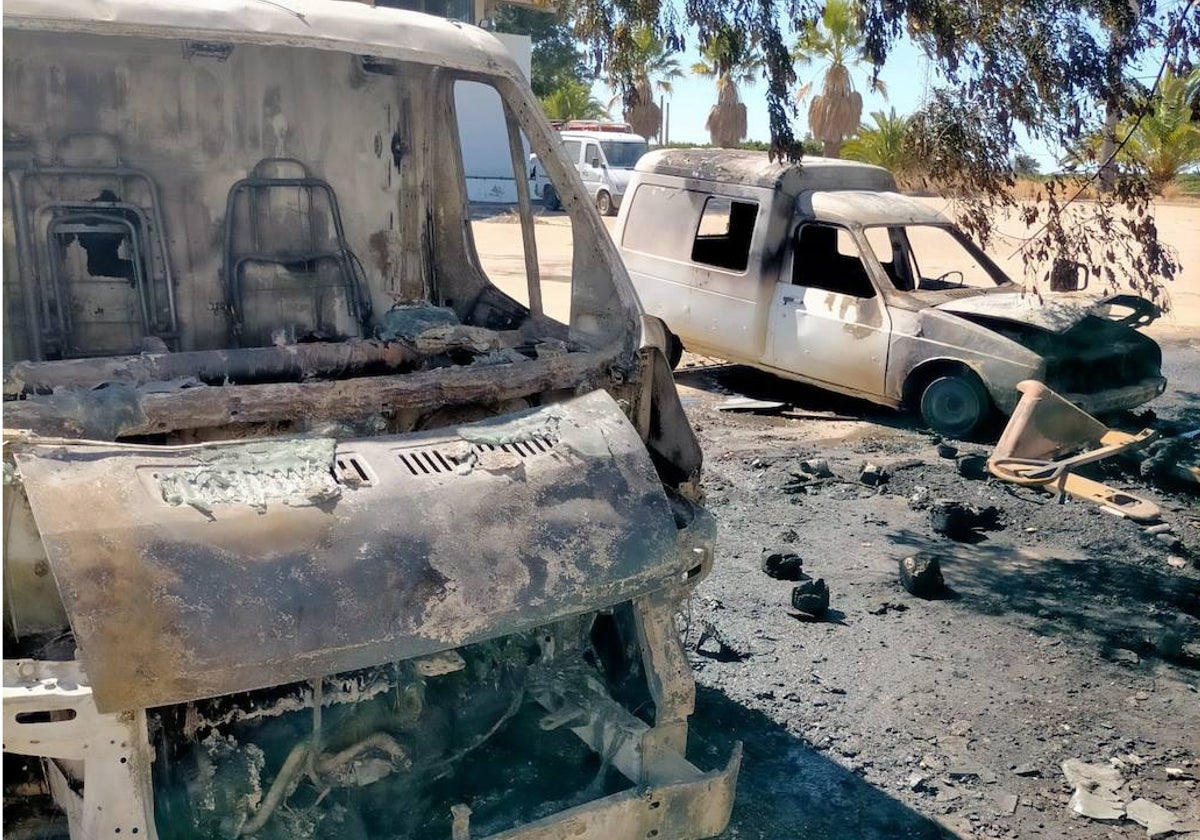 Dos vehículos han quedado calcinados por las llamas