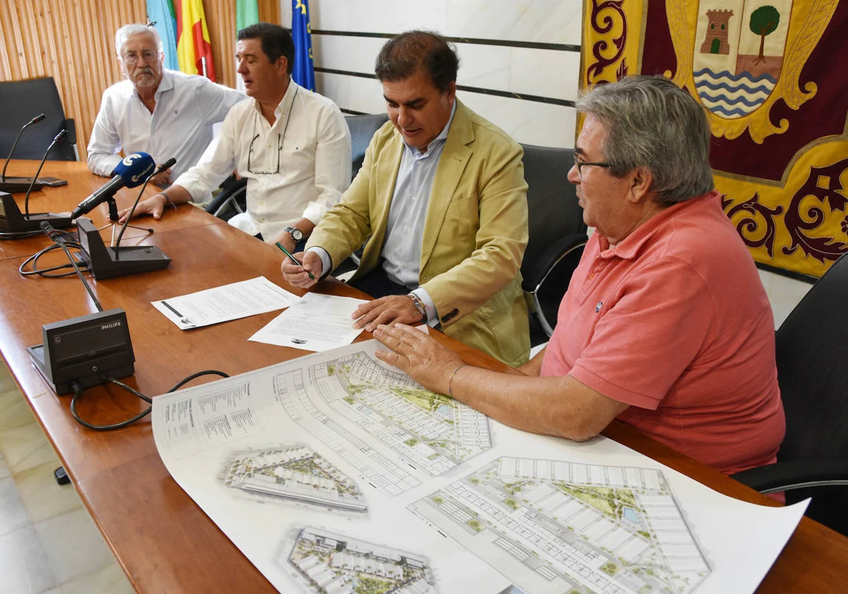 La firma del contrato del Ayuntamiento de Punta Umbría con la empresa constructora