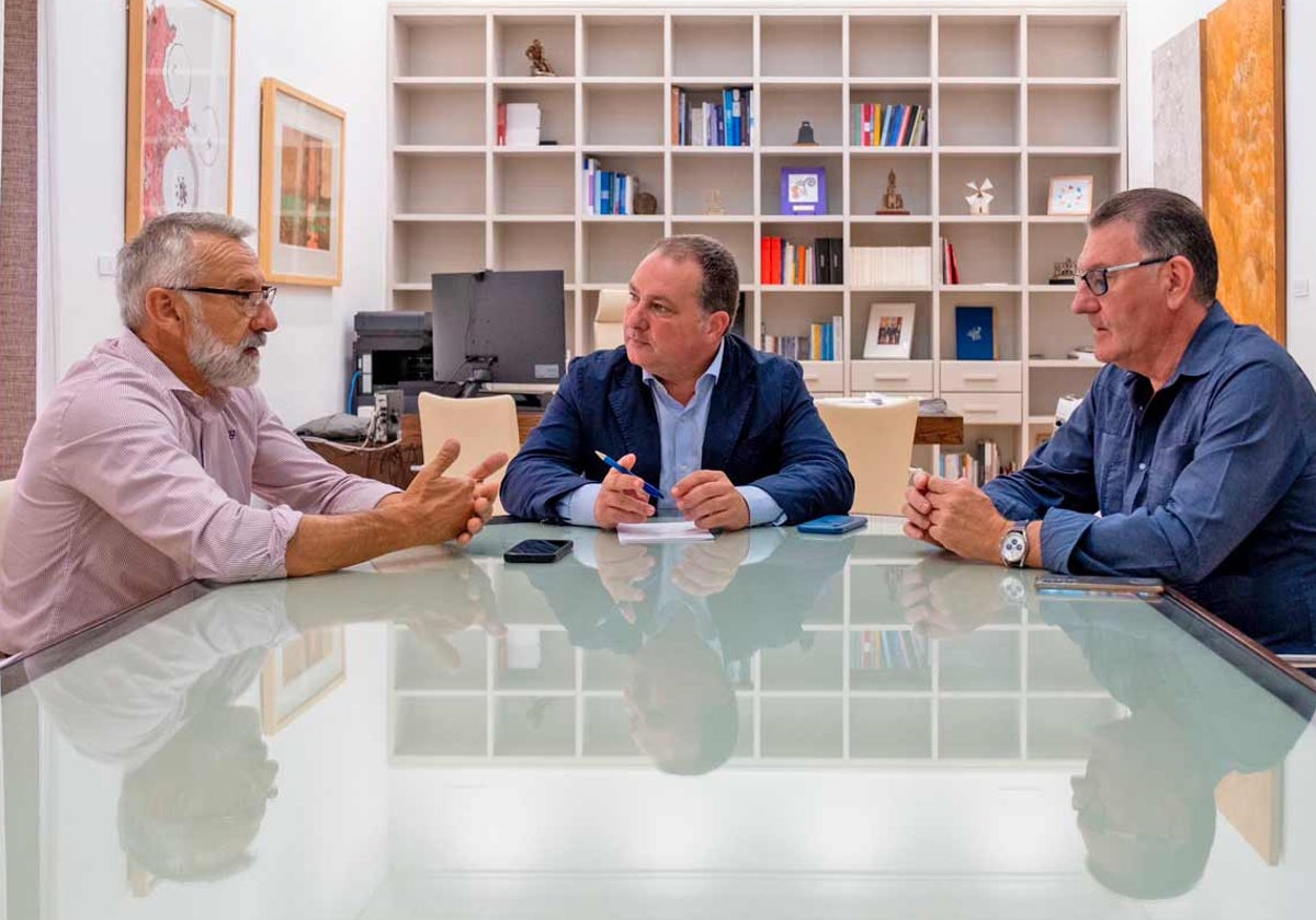 El alcalde bonariego con el presidente y el vicepresidente de la Diputación