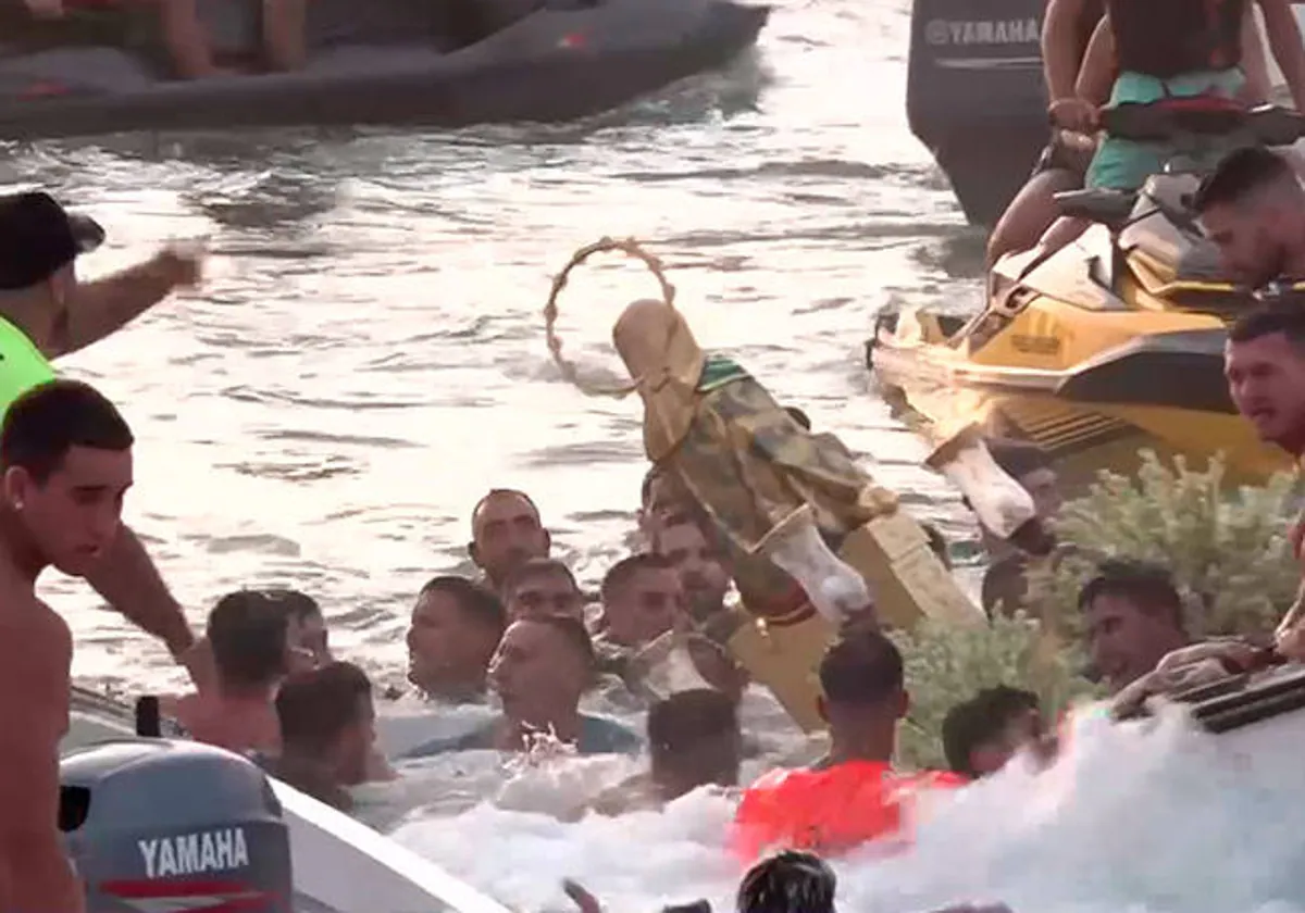 La caída al agua de la Virgen del Mar en la procesión en Isla Cristina