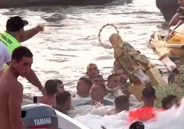 Varias personas atendidas con crisis de ansiedad en Isla Cristina tras caer al agua la imagen de la Virgen del Mar