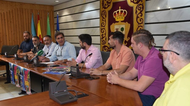 Comercios abiertos en Punta Umbría hasta las tres de la mañana: la localidad celebra &#039;De Punta en blanco&#039; y su Carnaval de Verano