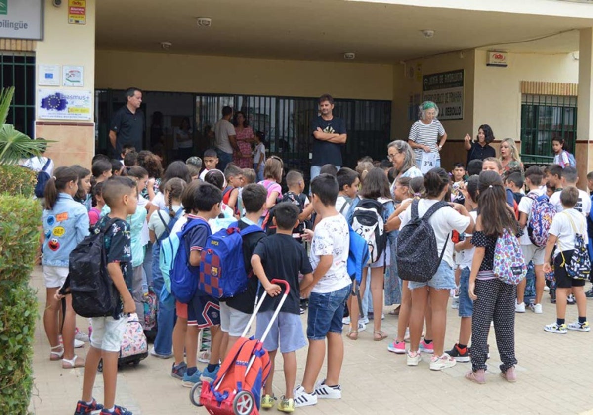 Alumnado a las puertas de un colegio de San Juan