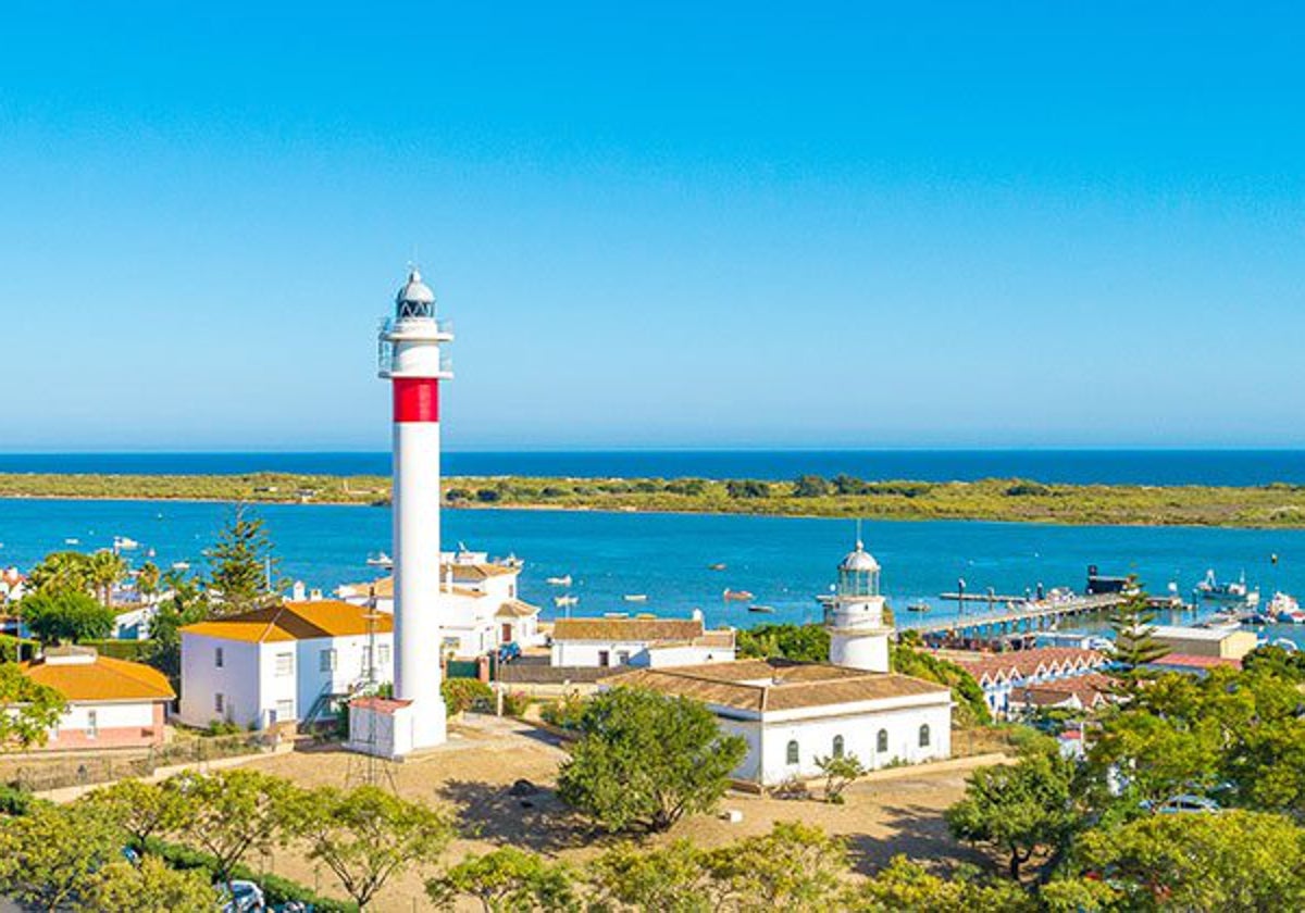 Vista aérea del faro de El Rompido, en término municipal de Cartaya