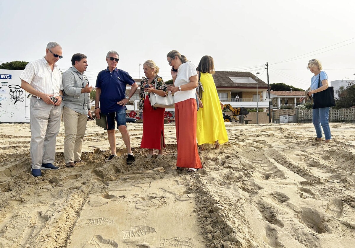 Representantes del Ayuntamiento de Punta Umbría en la playa de El Portil