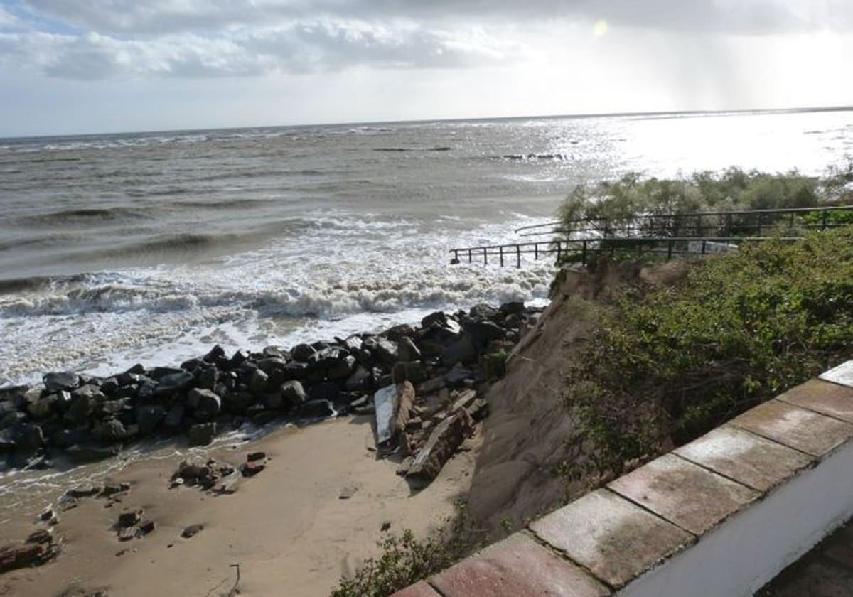 Estado en el que quedó la playa de El Portil tras el temporal de 2017