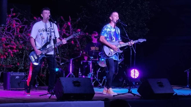 La plaza El Santo de Aljaraque se llenó para ver las actuaciones