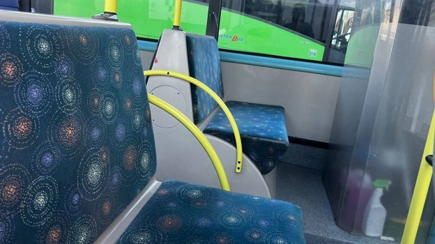 Algunos de los asientos del supuesto autobús escolar no tenían cinturón de seguridad