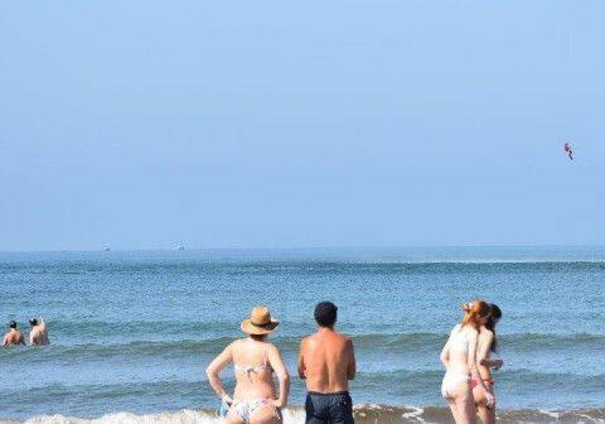 Bañistas en la playa de Punta Umbría