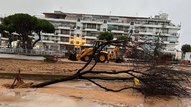 Nueva merma de arena en la playa de El Portil este jueves con la lluvia y el viento