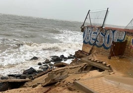 El temporal vuelve a azotar El Portil: la playa pierde todavía más arena y hay graves desperfectos en varias propiedades privadas