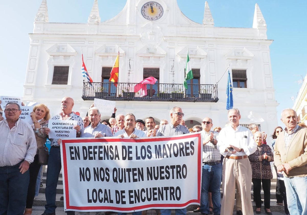 La concentración de los mayores de Cartaya a las puertas del Ayuntamiento