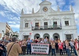 Mayores de Cartaya se concentrarán cada viernes para recuperar su centro social de la plaza Redonda