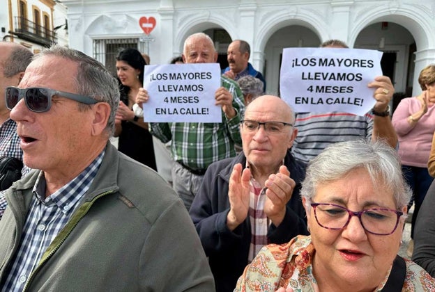 Mayores de Cartaya se concentrarán cada viernes para recuperar su centro social de la plaza Redonda