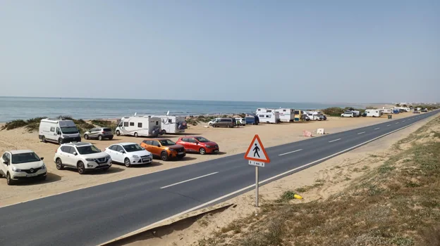 La playa alberga un área en el que estacionan numerosas autocaravanas