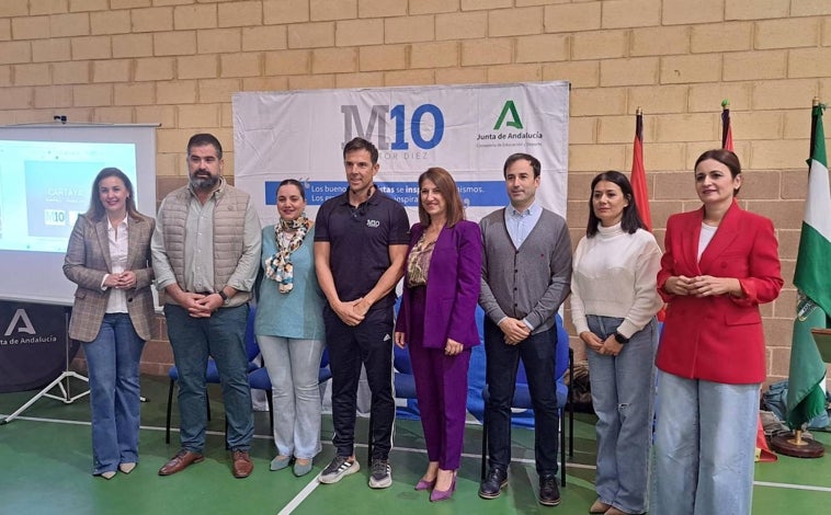 Imagen principal - Carlos Marchena, campeón del mundo con España, charla con escolares de Cartaya gracias al programa Mentor 10 de la Junta