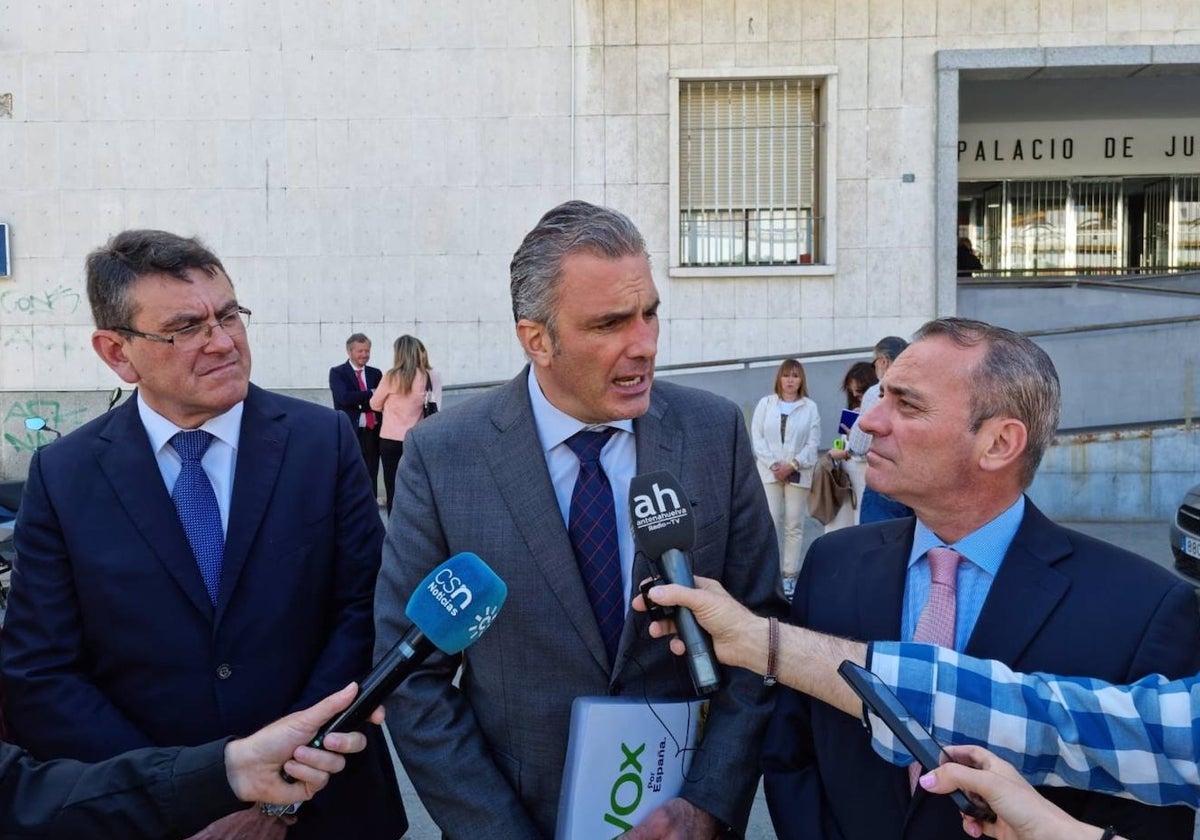 El vicepresidente nacional de Vox, Javier Ortega Smith, en la puerta del Palacio de Justicia de Huelva