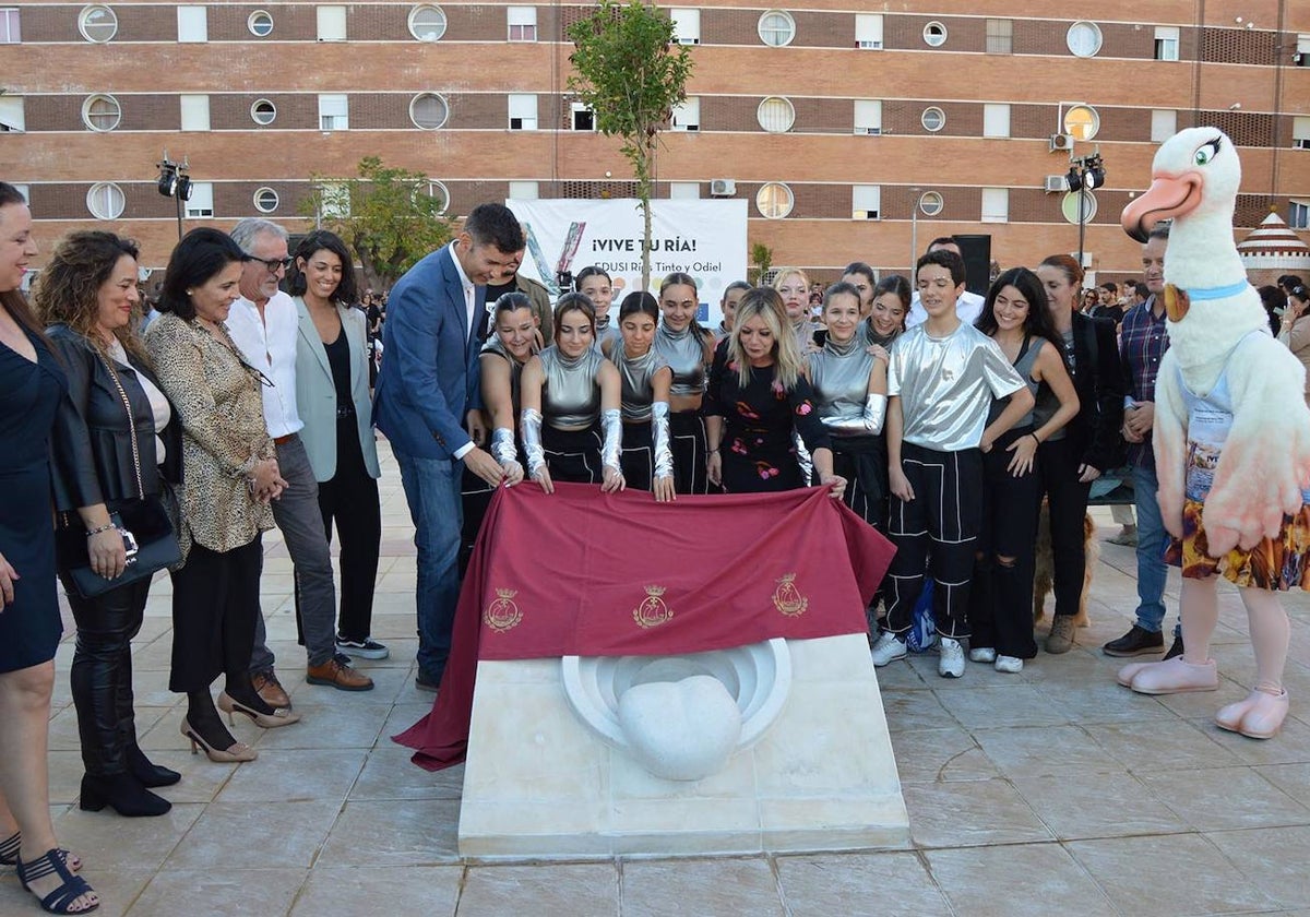 Rocío Cárdenas y Manuel Cayuela durante la inauguración de la nueva plaza de la barriada Juan Carlos I