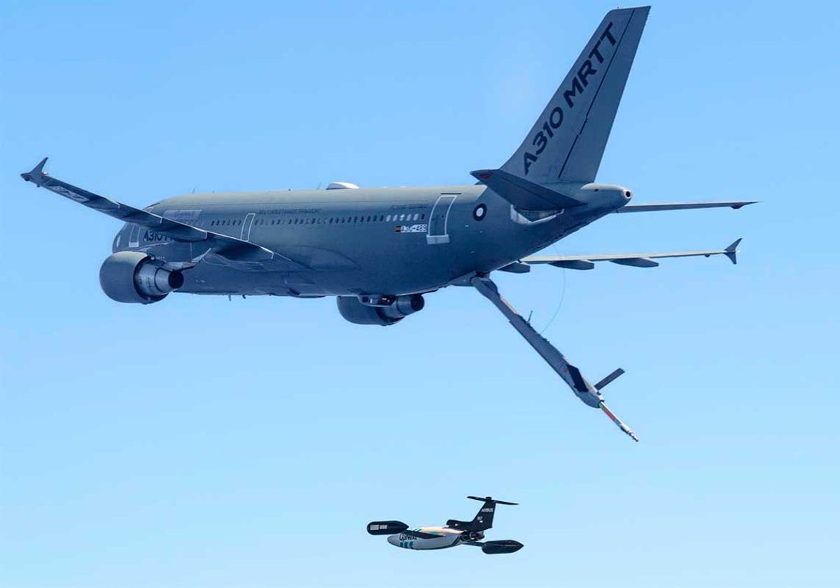 Un A310 MRTT junto a un dron al que abastecer, en una recreación de la prueba