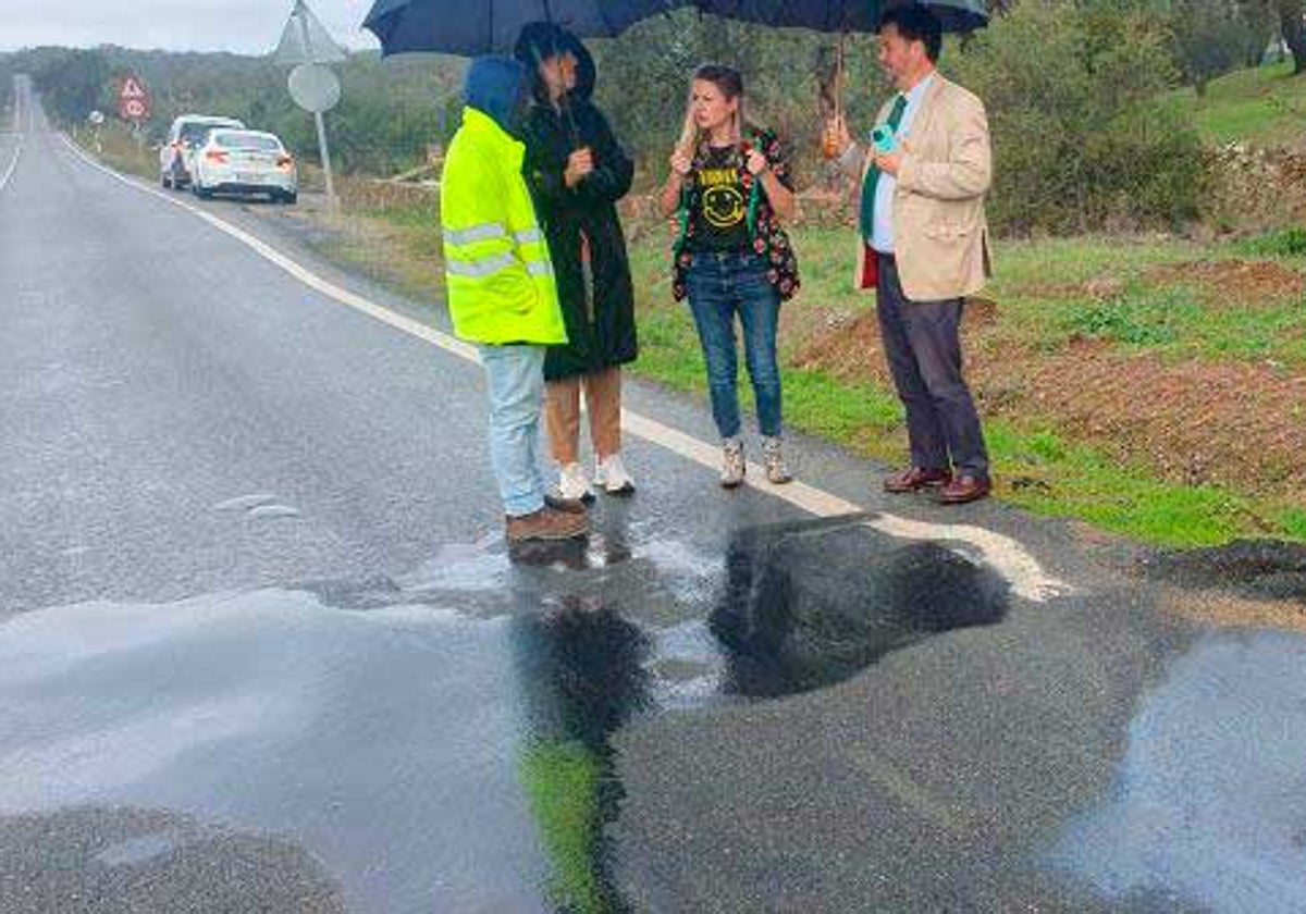 La alcaldesa de Cala, Maite Rodríguez, en una carretera serrana