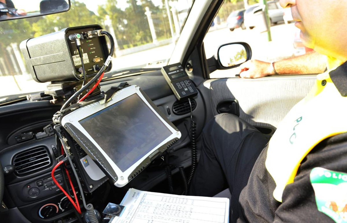 Radar móvil en un coche de Policía Local