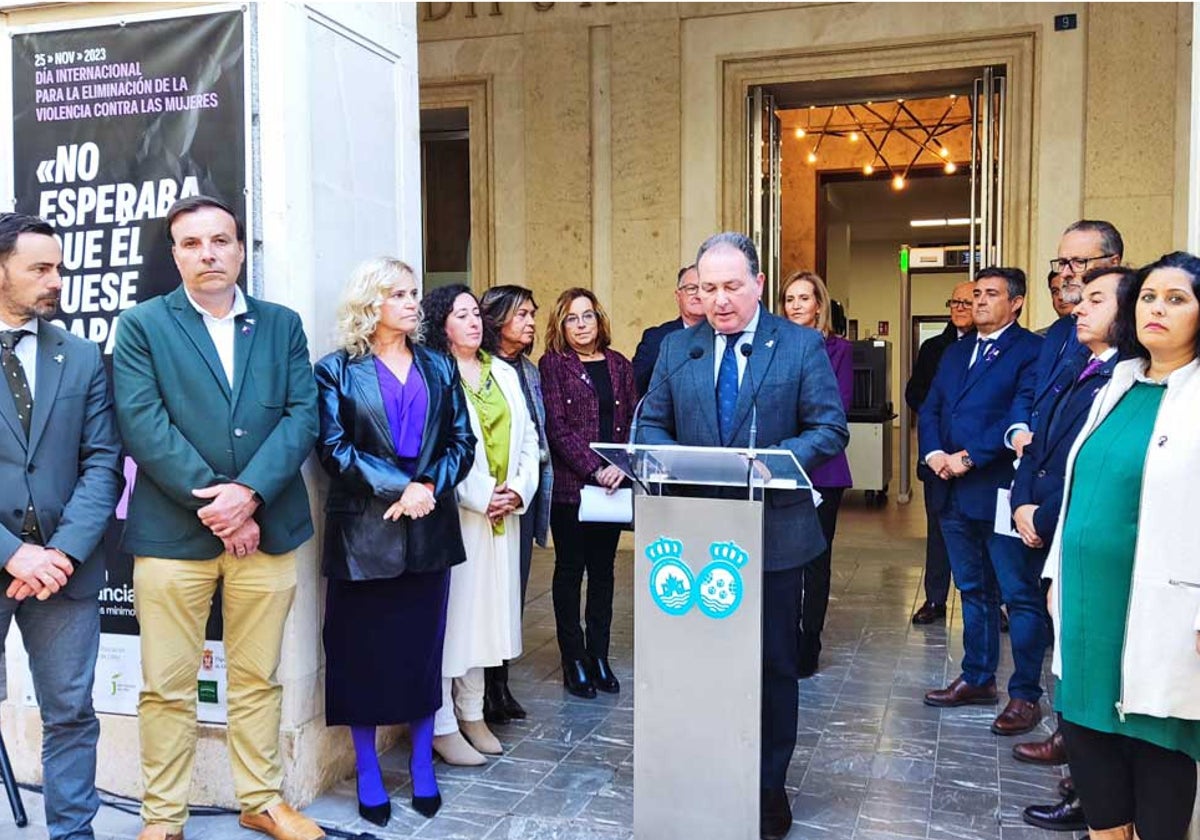 El presidente de la Diputación fue uno de los que participó en la lectura del manifiesto