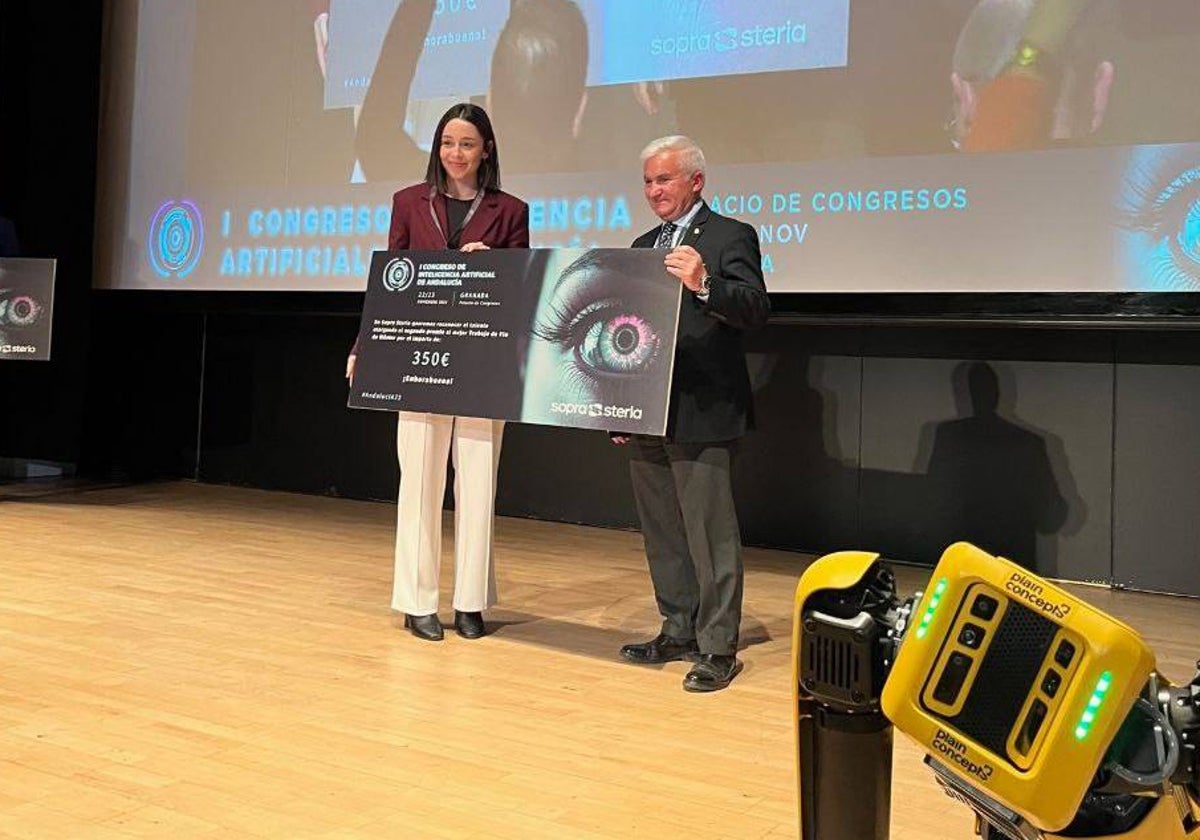 Entrega del premio a Laura Vázquez, estudiante de la Universidad de Huelva