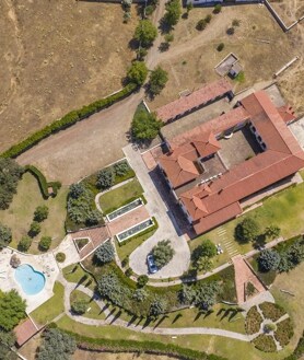 Imagen secundaria 2 - Así es el impresionante cortijo de Zufre que es la propiedad más cara a la venta en la provincia de Huelva