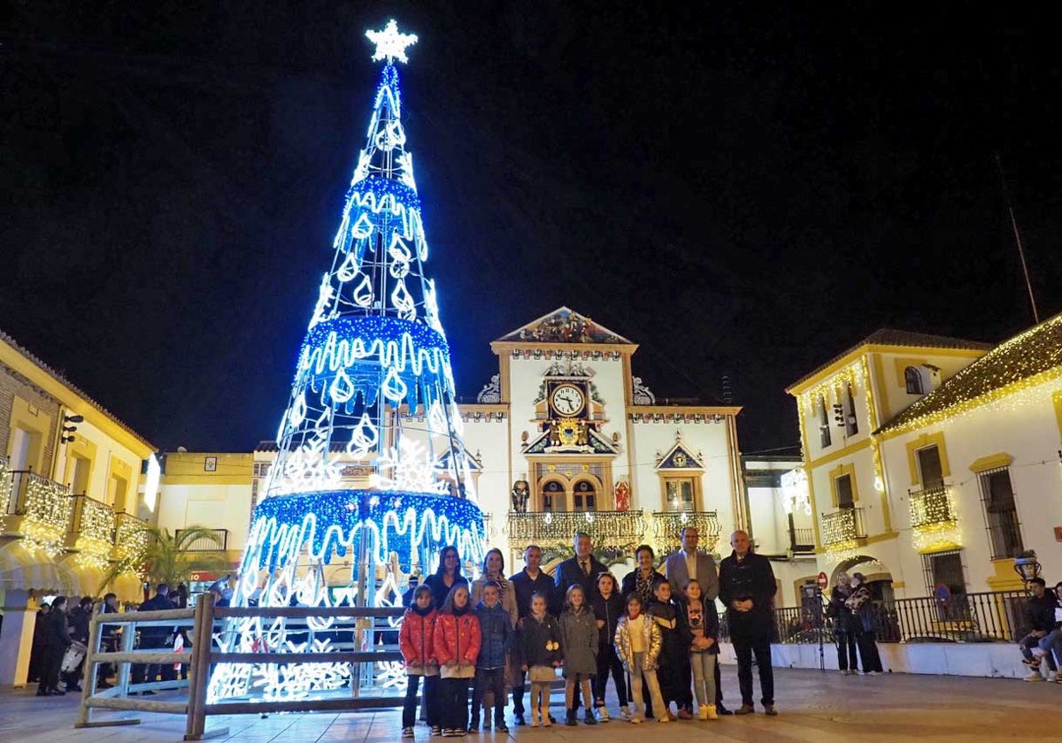 El alcalde, en el centro, junto al gran árbol de Navidad