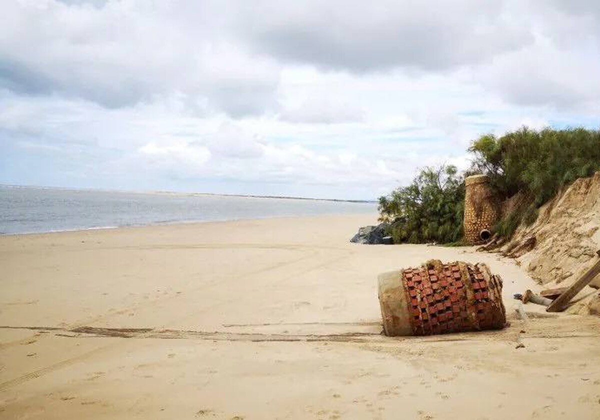 El colector roto en la playa de El Portil