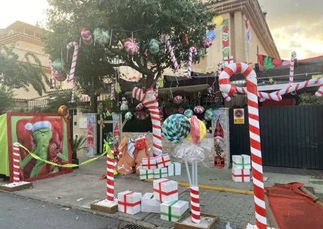 Imagen secundaria 1 - Así es la calle Cumbre de los Milanos de Corrales que atrae a cientos de visitantes esta Navidad