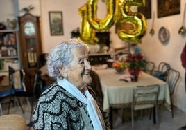 Julia Muñoz, una de las mujeres más longevas de Andalucía, cumple 105 años en su Higuera de la Sierra natal