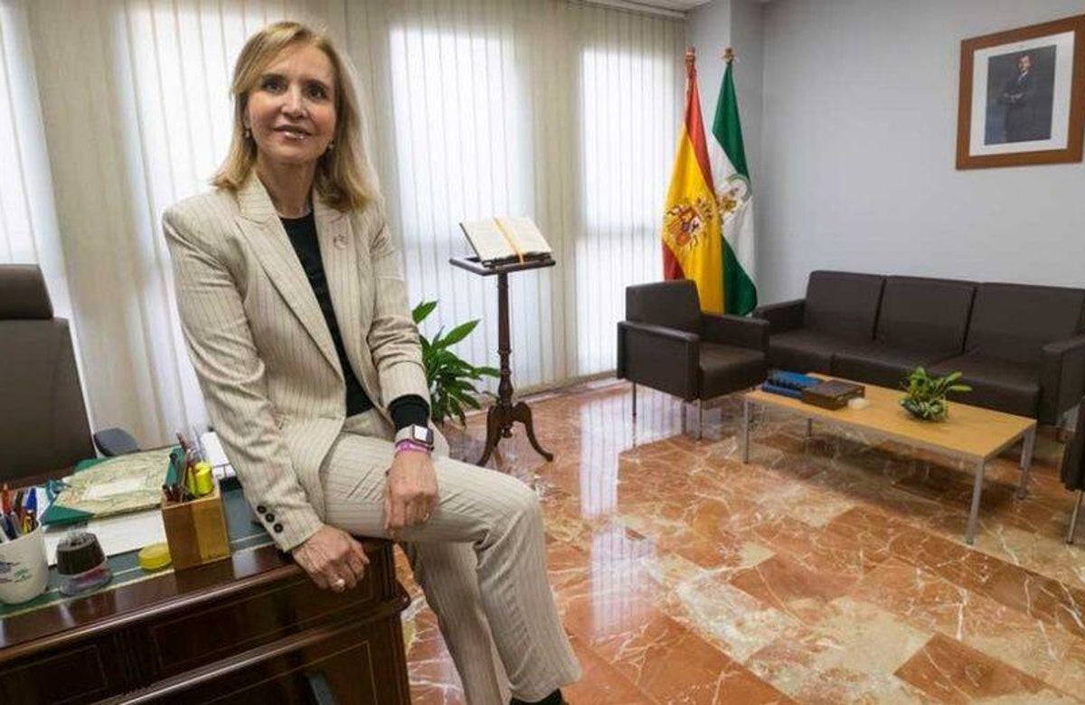 La subdelegada del Gobierno en su despacho