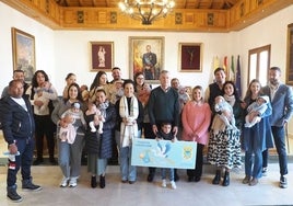 El Ayuntamiento de Palos  finaliza el año entregando ayudas sociales a casi un centenar de vecinos