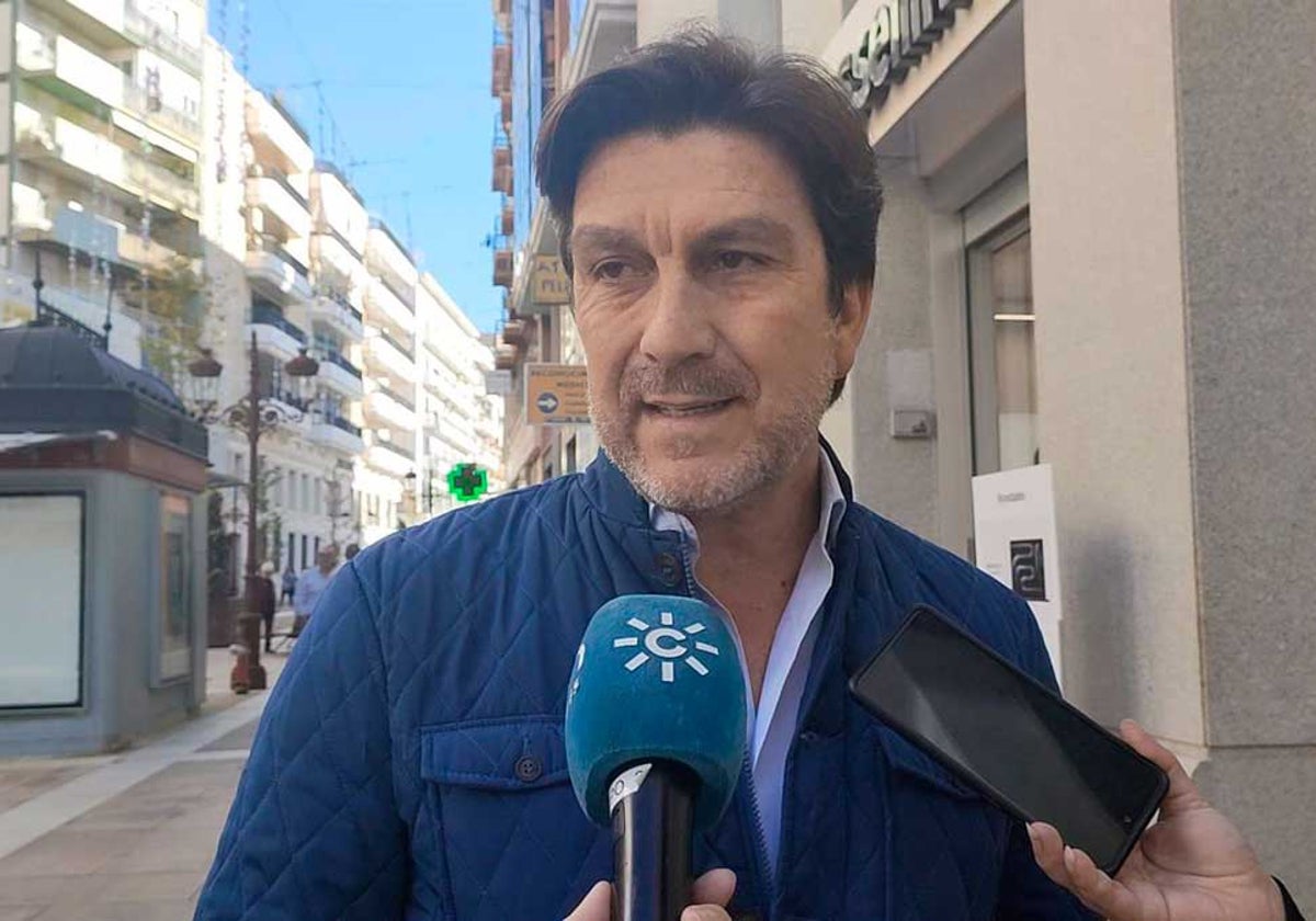 El parlamentario socialista atiende a los medios