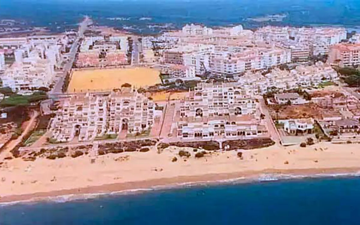 Panorámica de El Portil previa a la desaparición de su playa