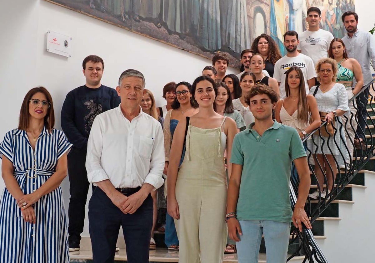 El alcalde, Carmelo Romero, junto a jóvenes de la localidad beneficiados con las Becas Erasmus