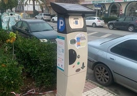 Denuncian que el Ayuntamiento de Almonte ha instalado ya los parquímetros de la zona azul sin ordenanza municipal