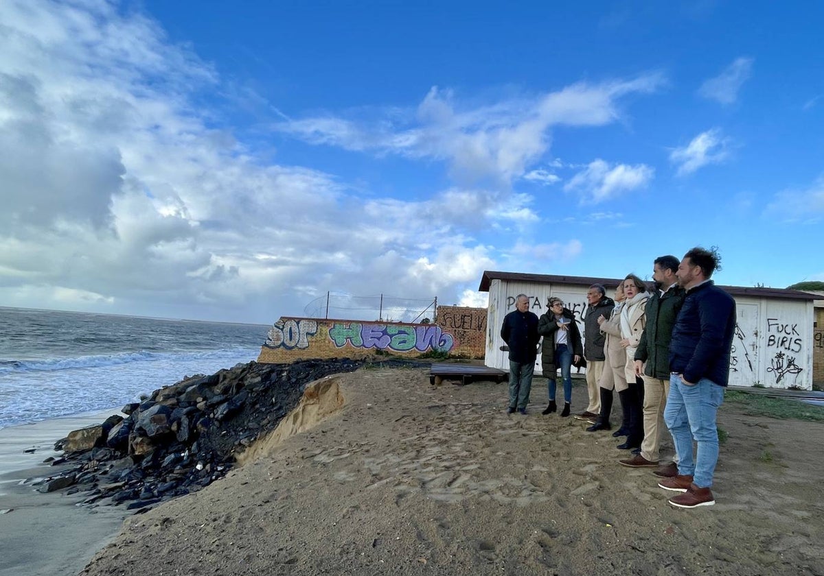 Dirigentes del PP y vecinos del El Portil ante la playa comida por el mar