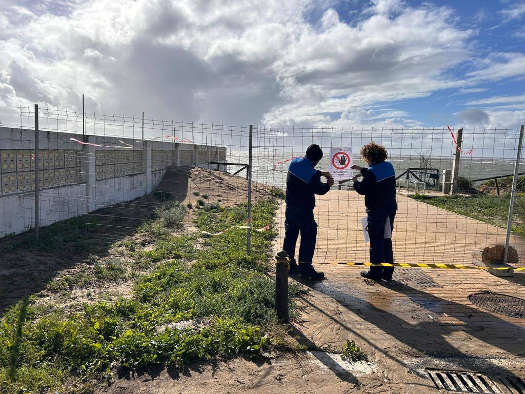 Este es el peligroso estado de los accesos a la playa de El Portil