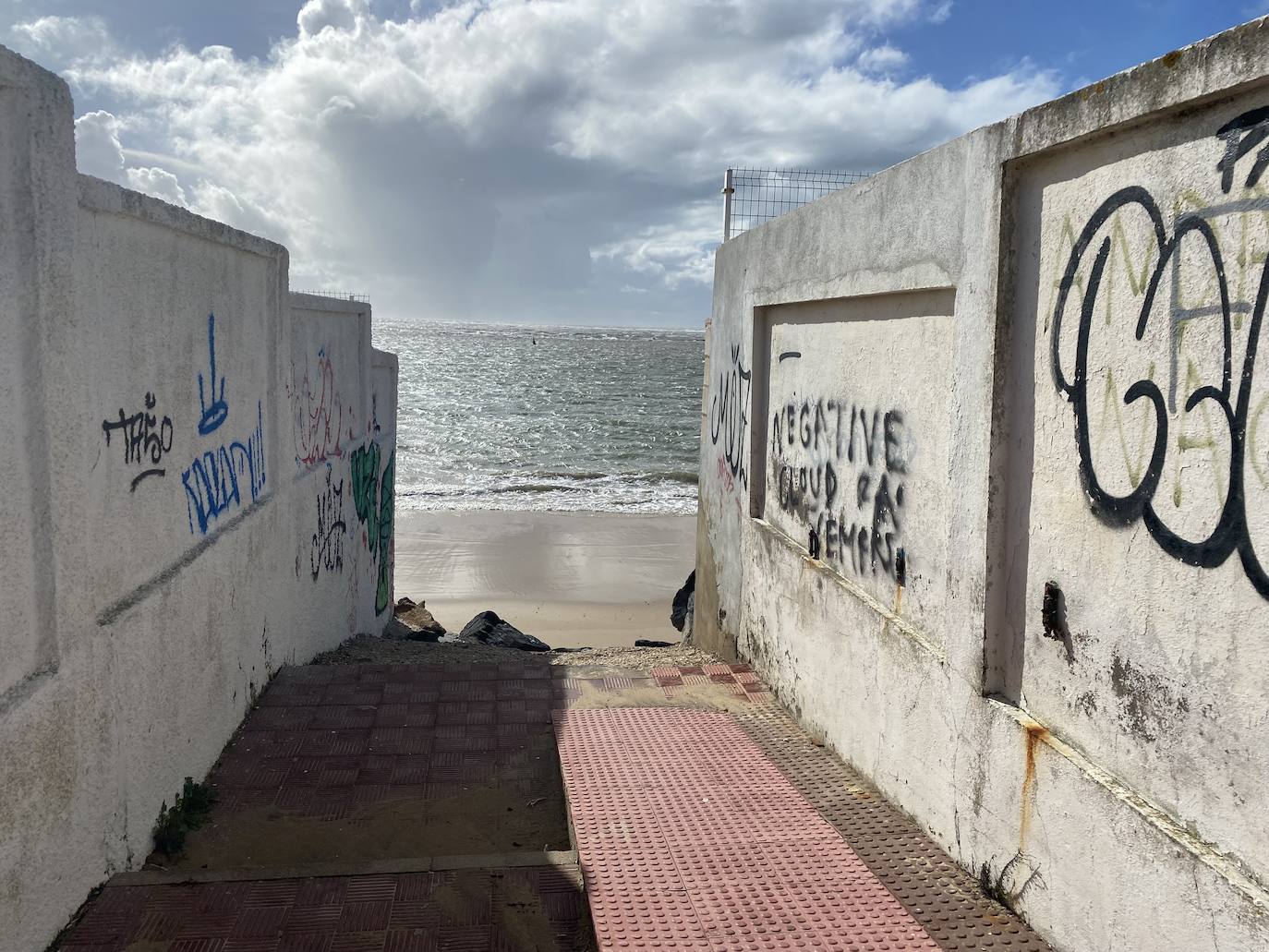 Este es el peligroso estado de los accesos a la playa de El Portil